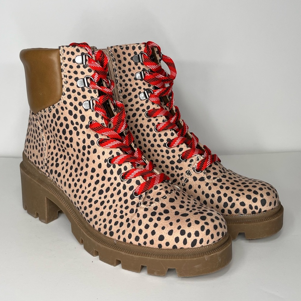 NWT Universal Thread Boots